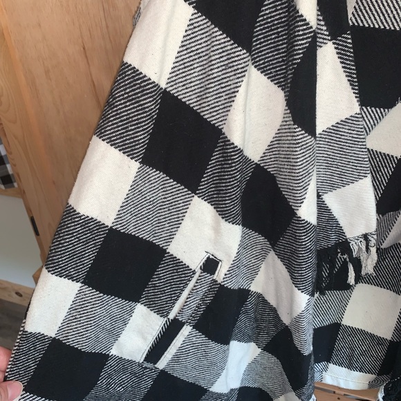 Cato NWT black/white buffalo checked hooded fringed flannel vest size S - Picture 3 of 5